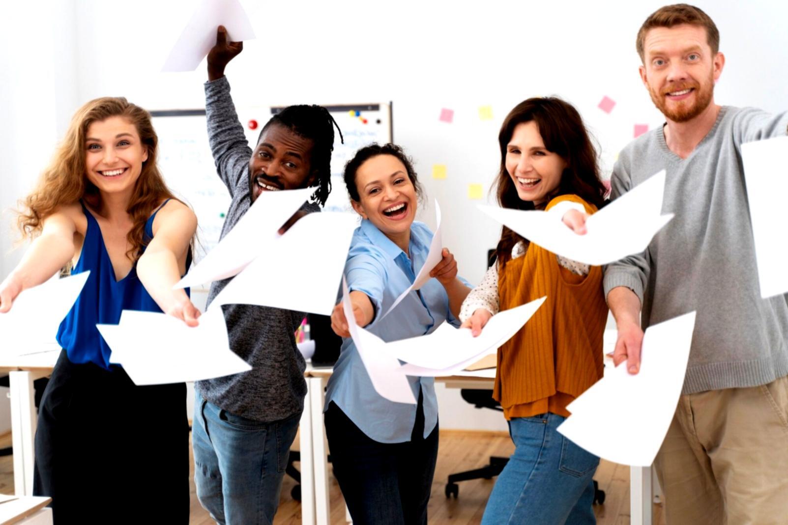 Jorilmutan educator reviewing participant progress during personalized financial planning session